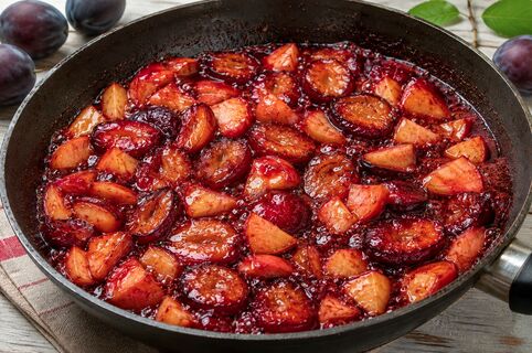 Режу яблоки, сливы - и на сковороду: рецепт жареного варенья - вкуснее и ароматнее обычного