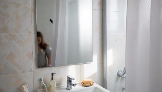 Теперь зеркало после душа не запотевает: один проверенный годами лайфхак