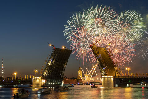 Разводят ли мосты на территории Санкт-Петербурга в мае - вопрос, волнующий многих туристов: есть нюансы