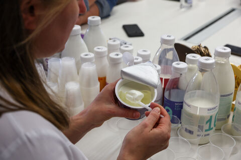 Только 3 из 12: петербургские сети провалили проверку сметаны к Масленице