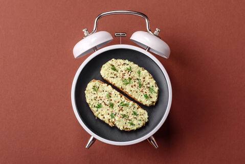 3 продукта через терку — и вкусная намазка на хлеб готова: быстро и сытно