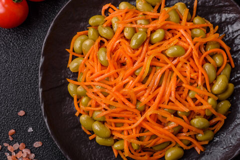 Тру морковь и режу крабовые палочки: "Нажористый" салат "Мария" готов за 10 минут 