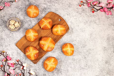 Научилась печь пасхальные булочки: тесто мягкое и воздушное, корочка румяная - выпекаются 20 минут