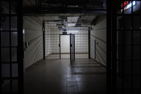 Из палаты — в ИВС: петербургского школьника, напавшего на учительницу, увезли из больницы