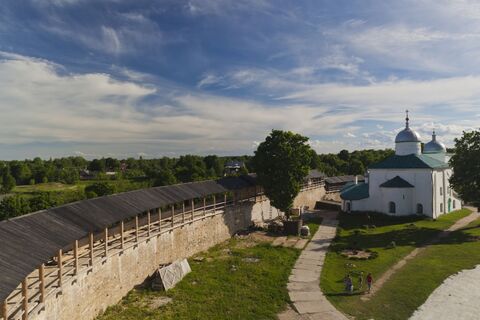 Древнейший город 862 года на берегу озера: поражает средневековой крепостью и потрясающей природой