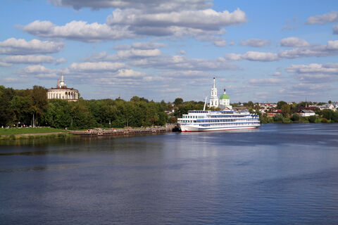 Россиянка отправилась в круиз по Волге – и попала в "совковую столовку": грязное белье, а на ужин – макароны с волосами