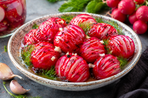 Этот маринад редиса отличается от привычного: хрустящая закуска, которую готовлю к каждому празднику