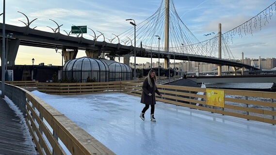 каток, люди на коньках