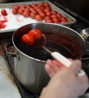 Не яйца, а гранатовый браслет на блюде: красители на Пасху беру только в овощном - старинный способ покраски