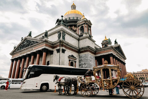 Исаакиевский собор на пляже: курьёз с афишей американских гонок