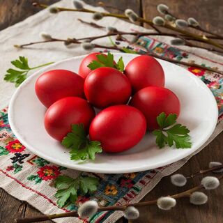 Не шелухой и не свеклой: в багровый яйца на Пасху крашу одной травой - где купить и как красить