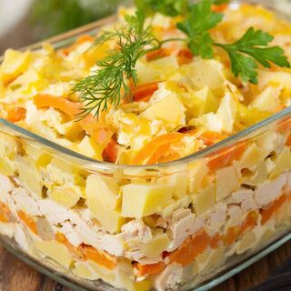 Салат на 23 февраля муж "уминает" тазиками: Сытное слоёное чудо с курочкой и сыром