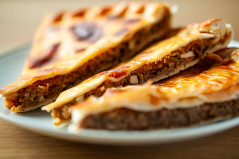 В Грузии этот пирог готовят только так: плотный, сочный и с ароматной мясной начинкой – по заветам суровых Сванетийских пастухов