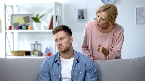 Взбеленился не на шутку: одно слово заставило сына выгнать собственную мать из дома