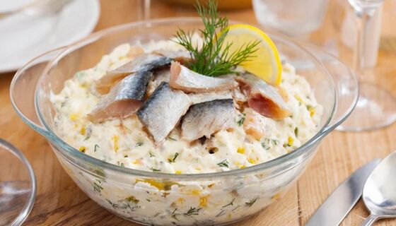 "Белая шуба" покорила гостей: салат, который затмил классику — нежность без лишних слоёв