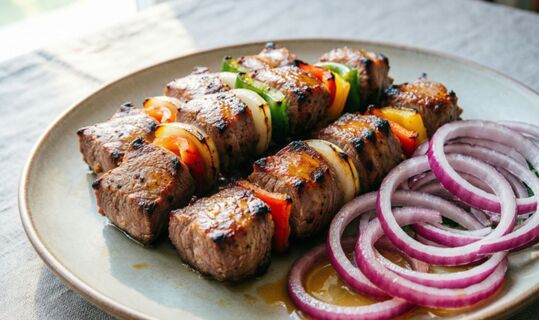 На 1 мая жарю шашлык только так – мясо получается сочнее, чем на мангале: без возни с углями и розжигом