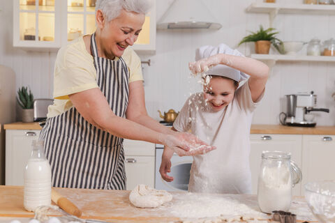 Лепим шарики и посыпаем сахаром – через 15 минут устраиваем на кухне чаепитие – "вкусняшки" для всей семьи