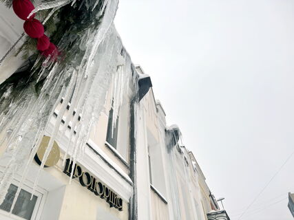 Ледяная ловушка: петербурженке чудом удалось избежать гибели под рухнувшей с крыши глыбой