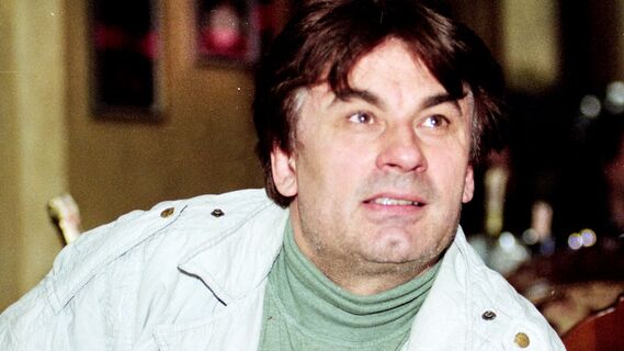 Можно, только осторожно: какие факты о себе подтасовал Александр Серов