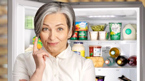 Продукты на полках в холодильнике
