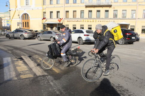 Не запрет, а правильный ход: Беглов поддержал ограничения для мигрантов в такси и доставке