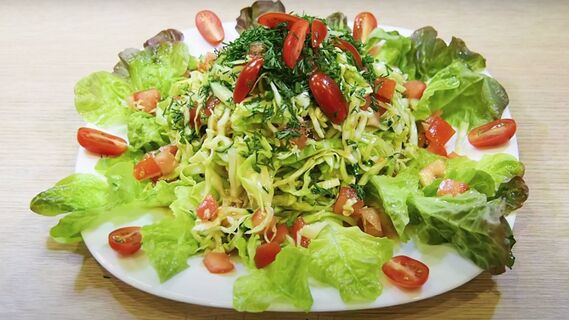 Вкусный и простой салат из свежей капусты и томатов: весь секрет в пикантной заправке