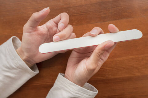 1 щепотка в воду - и на ногти: через минуту грубая кутикула отойдет сама - маникюр без похода в салон