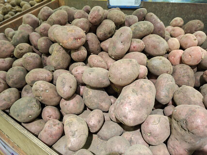 Лимоны, ананасы и картошка: 350 кг контрафакта на Художников