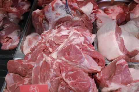 «Ватный тампон вместо мяса»: свинину из «Светофора» даже собака есть не стала