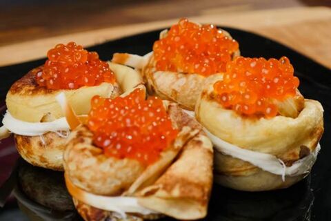 Не рулетик и не конвертик: 5 креативных идей, как заворачивать блины с начинкой – не стол, а произведение искусства