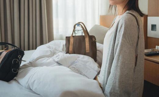 Туристка бросила бутылку под кровать отеля и сильно об этом пожалела - проверила совет из Сети