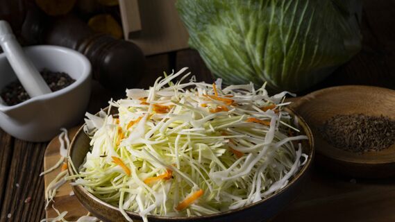 Маринованная капуста с этим овощем станет еще вкуснее