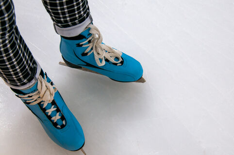 Лёд даром на Манежной: в Петербурге открыли новогодний каток, где платить не придётся