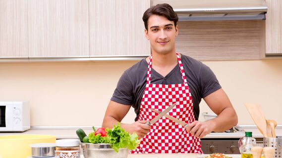 Не мучайтесь с заточкой кухонных ножей: трюк с зубной пастой сделает их острее бритвы 