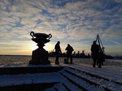 Кронштадт надел тельняшку к Новому году: улицы и скверы в одном морском строю