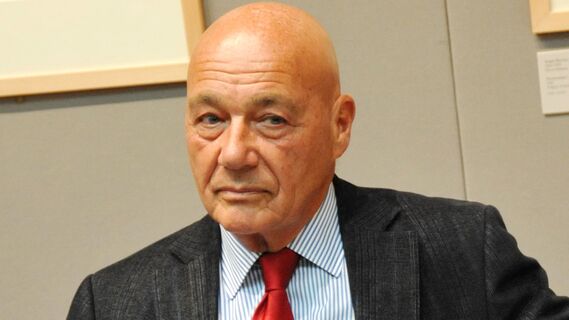 Стекло из Венеции и антикварная мебель: что таит трехэтажная квартира Познера