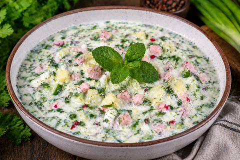 Добавляю один неожиданный ингредиент — и окрошка становится в разы вкуснее: ложка стоит