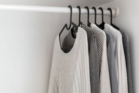 Только не в пластик: зимние вещи на лето убираем по правилам, иначе желтизна и затхлый запах обеспечены 