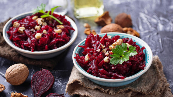 Дешево, но очень вкусно: готовим салат из свеклы с одним необычным ингредиентом