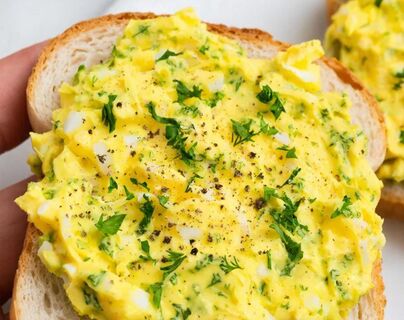 Остались пасхальные яйца: Выбрасывать их не буду: Добавлю 2 продукта - получу намазку на хлеб