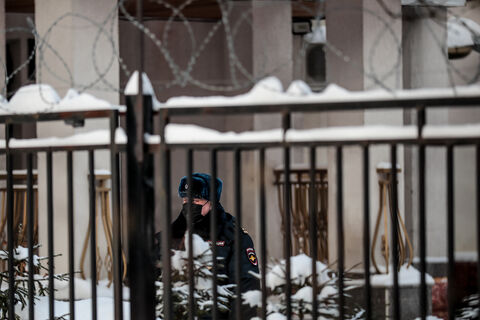 Зачем подросток с канистрой у полиции стоял? Петербургские стражи застали юного гостя с неожиданным багажом