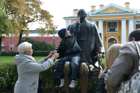 Памятник Петру