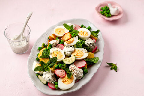 Салат "Весенний": понадобится редис, яйца и сыр – просто, быстро и вкусно – и на праздник, и на каждый день  