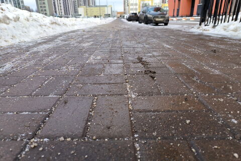 Петербург против химии: тротуары спасут песком и гравием