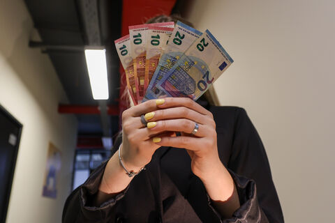 Удивительное разоблачение: кого мошенники чаще всего наряжают в курьеров, чтобы обмануть петербуржцев