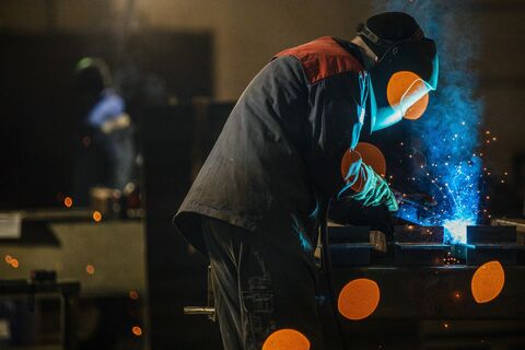 Рабочие места ждут: Петербургу не хватает 10 000 мастеров