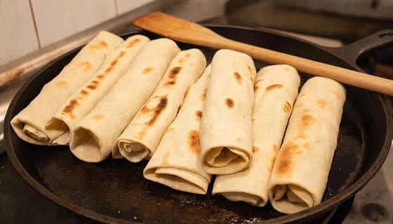 Кидаю на сковороду лаваш и жарю его: делаю вкусный и сытный завтрак