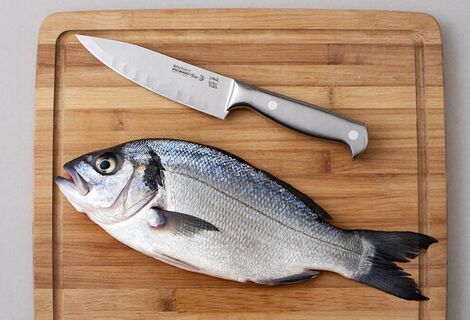 При жарке рыбы больше не страдаю: 3 хитрости - и чешуя не летит по кухне