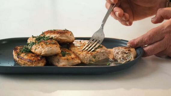 Тает во рту: готовим зразы с сыром и грибами по рецепту шефа Ивлева