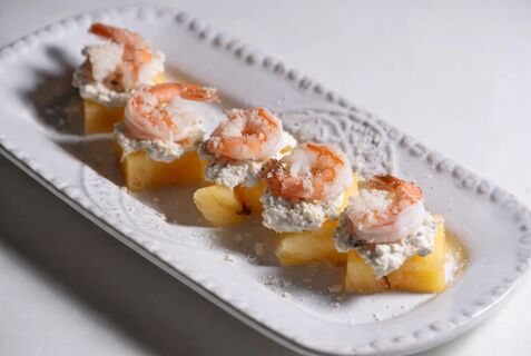 Гости будут выпрашивать рецепт: ананас и креветки — закуска, которая исчезает за минуты